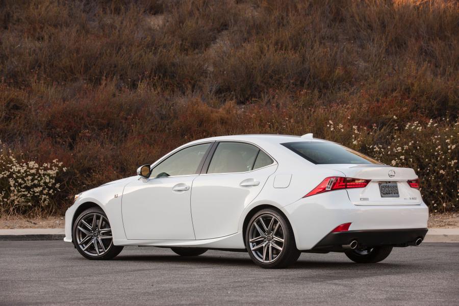  Lexus IS300 AWD F-Sport 2015 года  (фото 22 из 48)